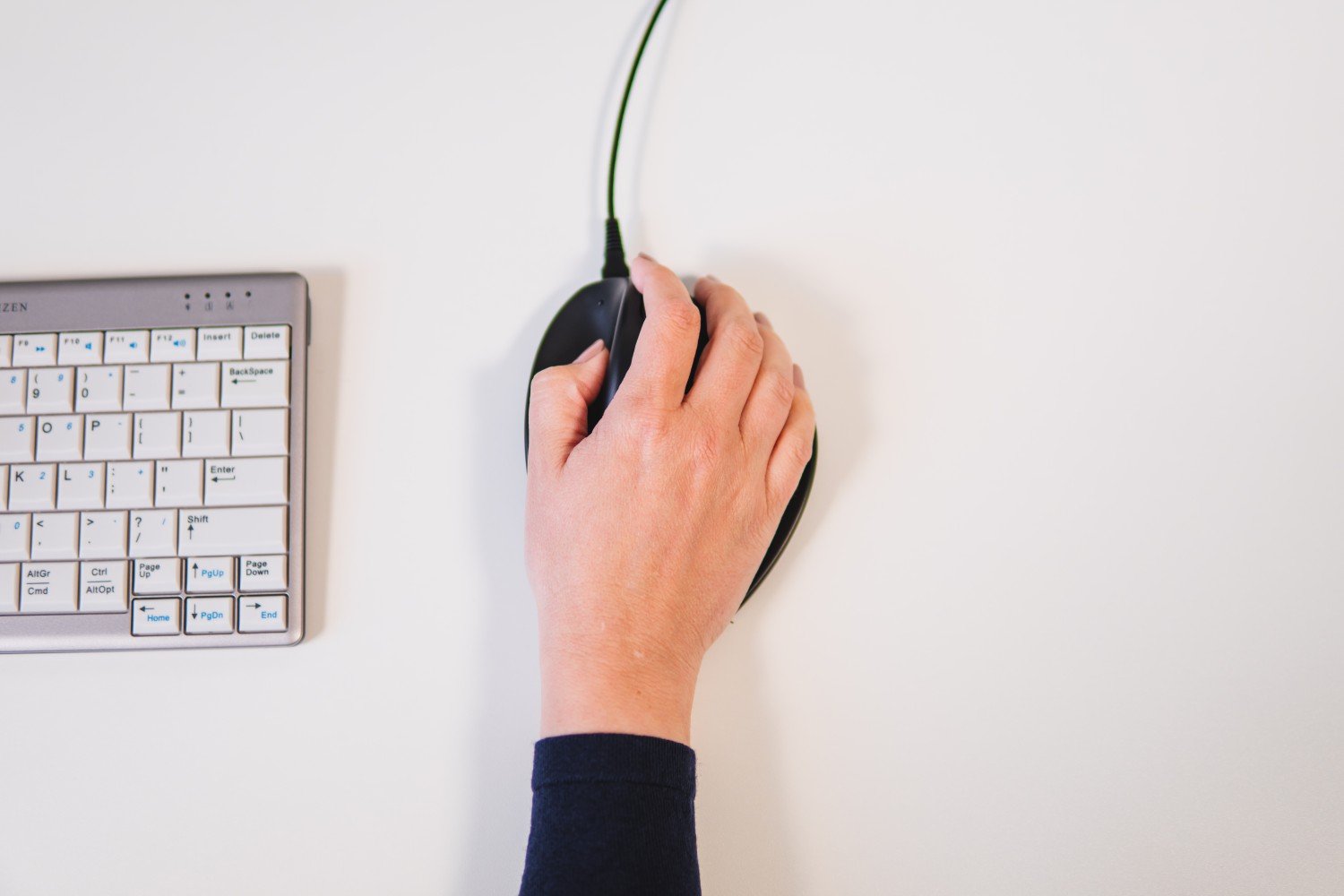 BakkerElkhuizen-handshoemouse-wired-ergonomic-mice-1697184548-8