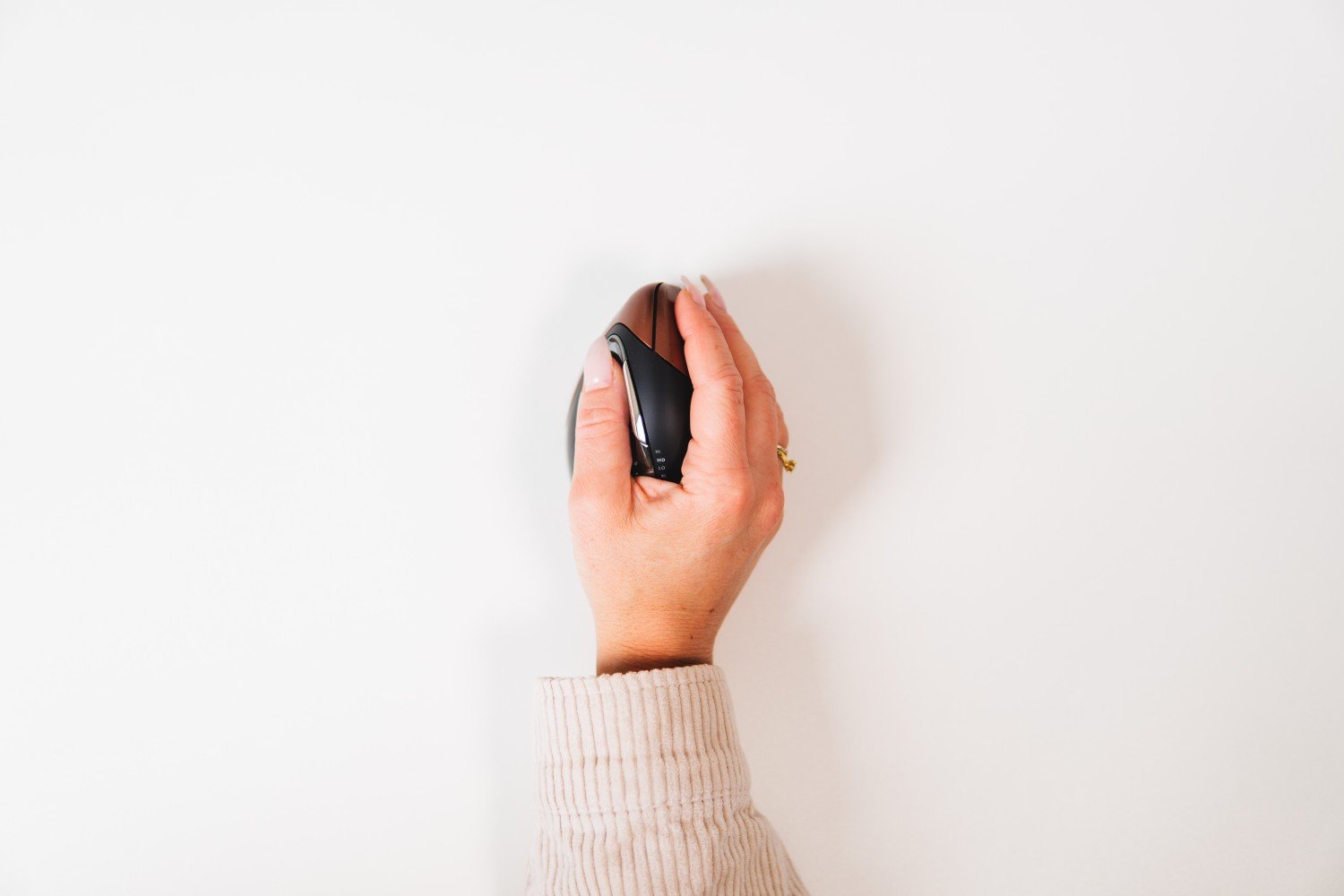 main qui tient une souris verticale