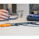 hub-usb-c-7-en-1-compact-ergonomique-sans-surchauffe-vue-de-face-avec-cables-et-en-situation