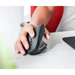 souris-ergonomique-verticale-sans-fil-qconnect-noir-mise-en-situation