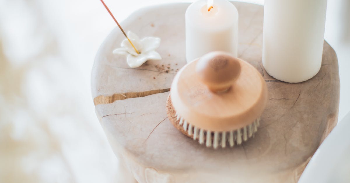 encens et bougies blanches sur un tabouret