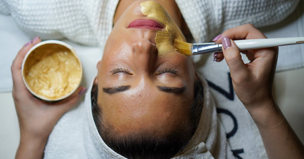 femme faire masque facial