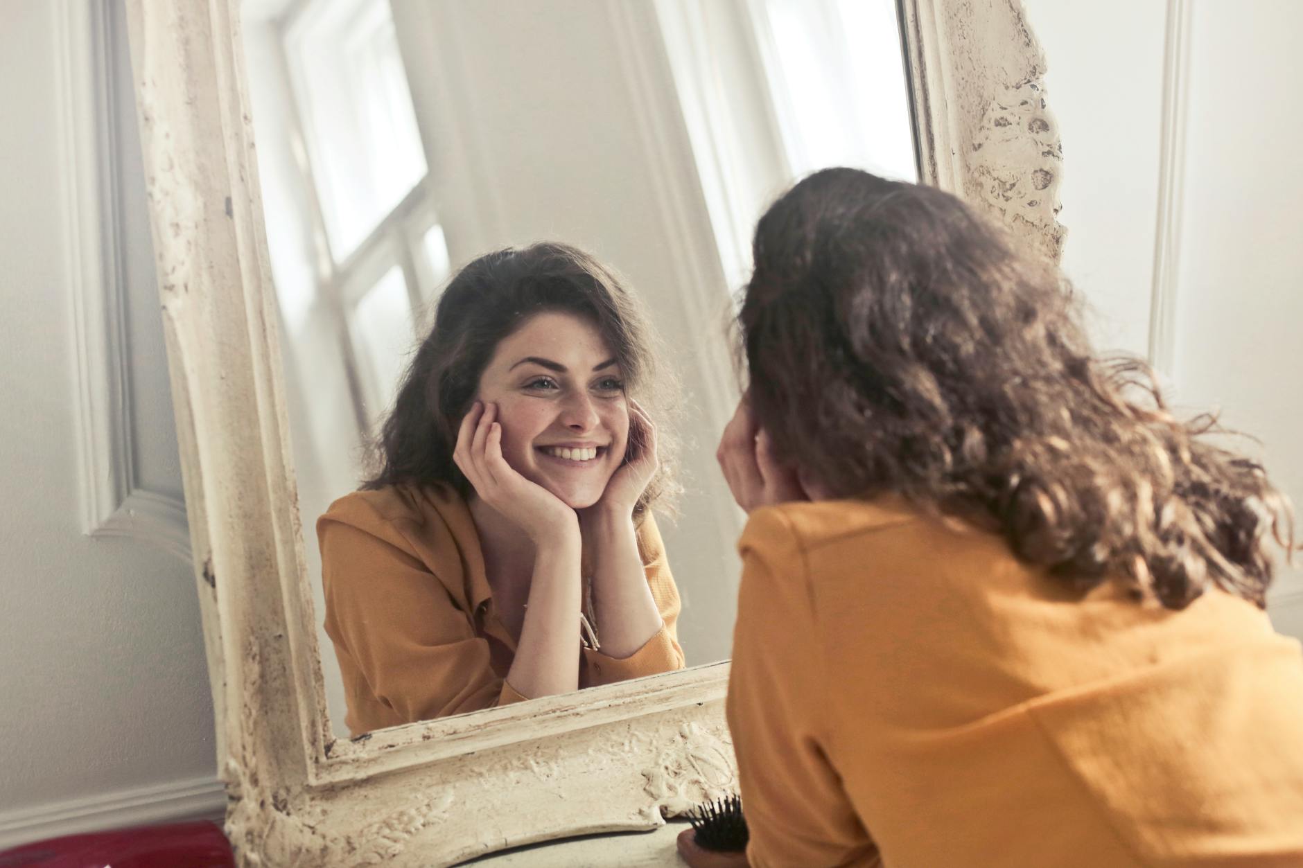 photo de femme regardant le miroir