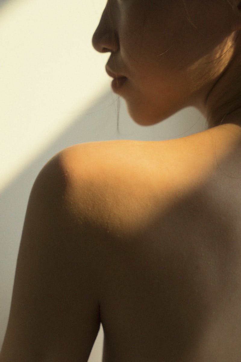 topless femme debout pres du mur blanc