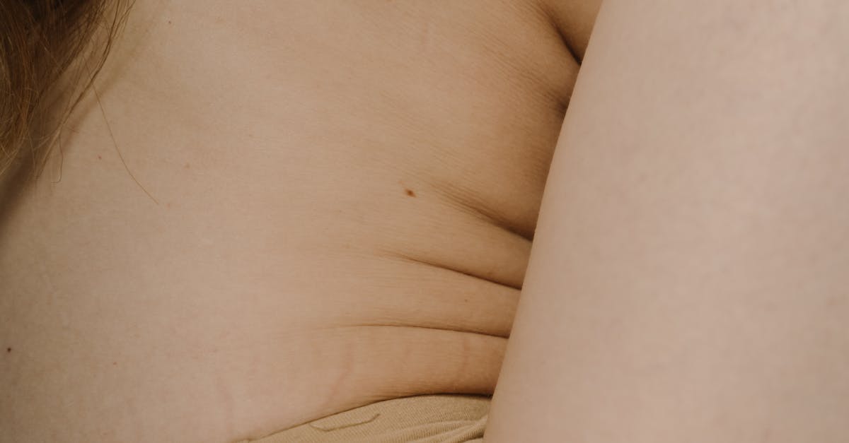 gros plan sur le torse nu d une femme