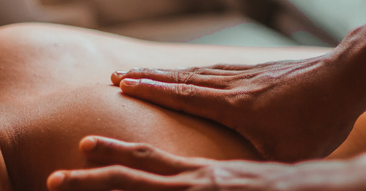 personne faisant un massage