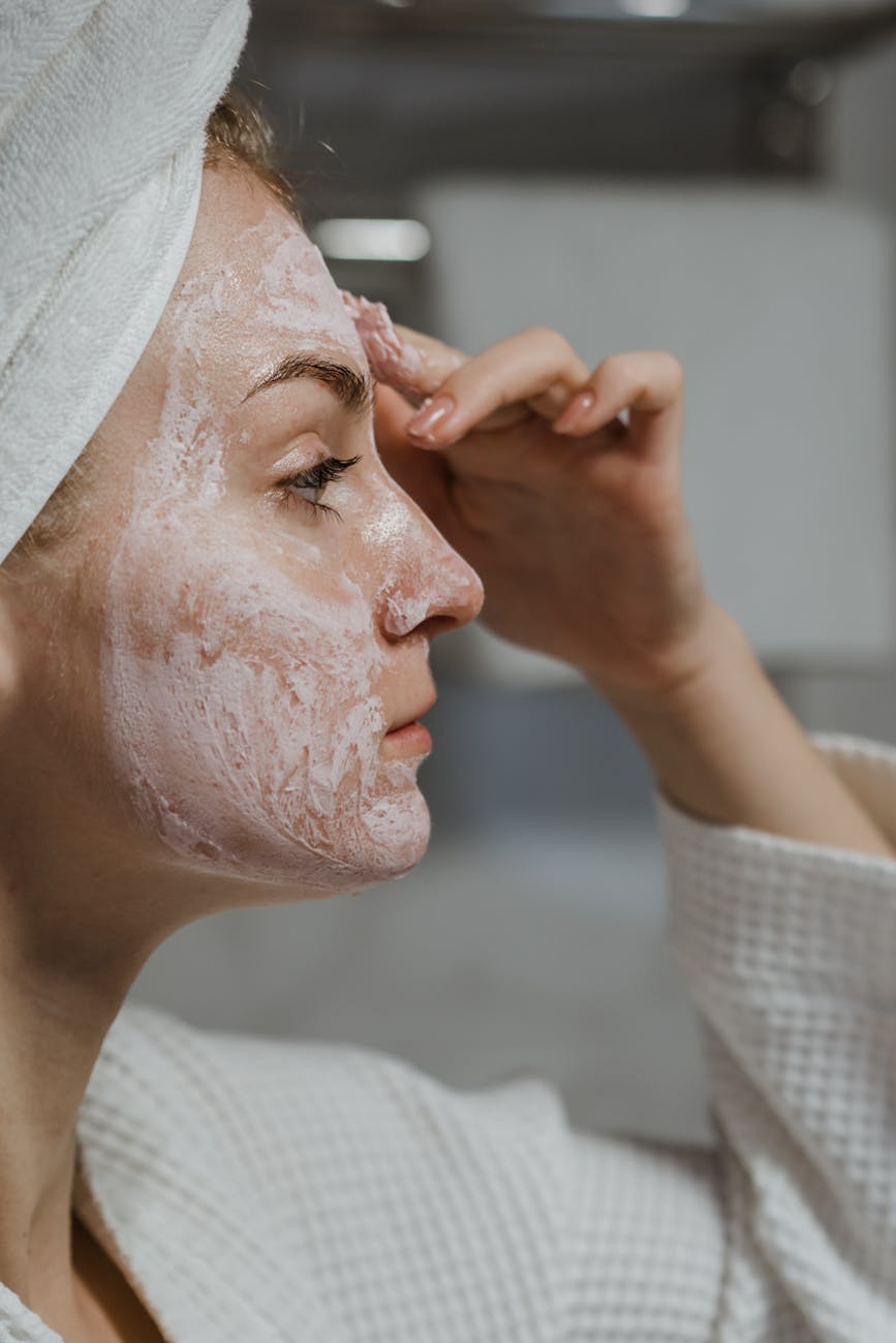 Femme En Chemise En Tricot Blanc Avec De La Poudre Blanche Sur Le Visage
