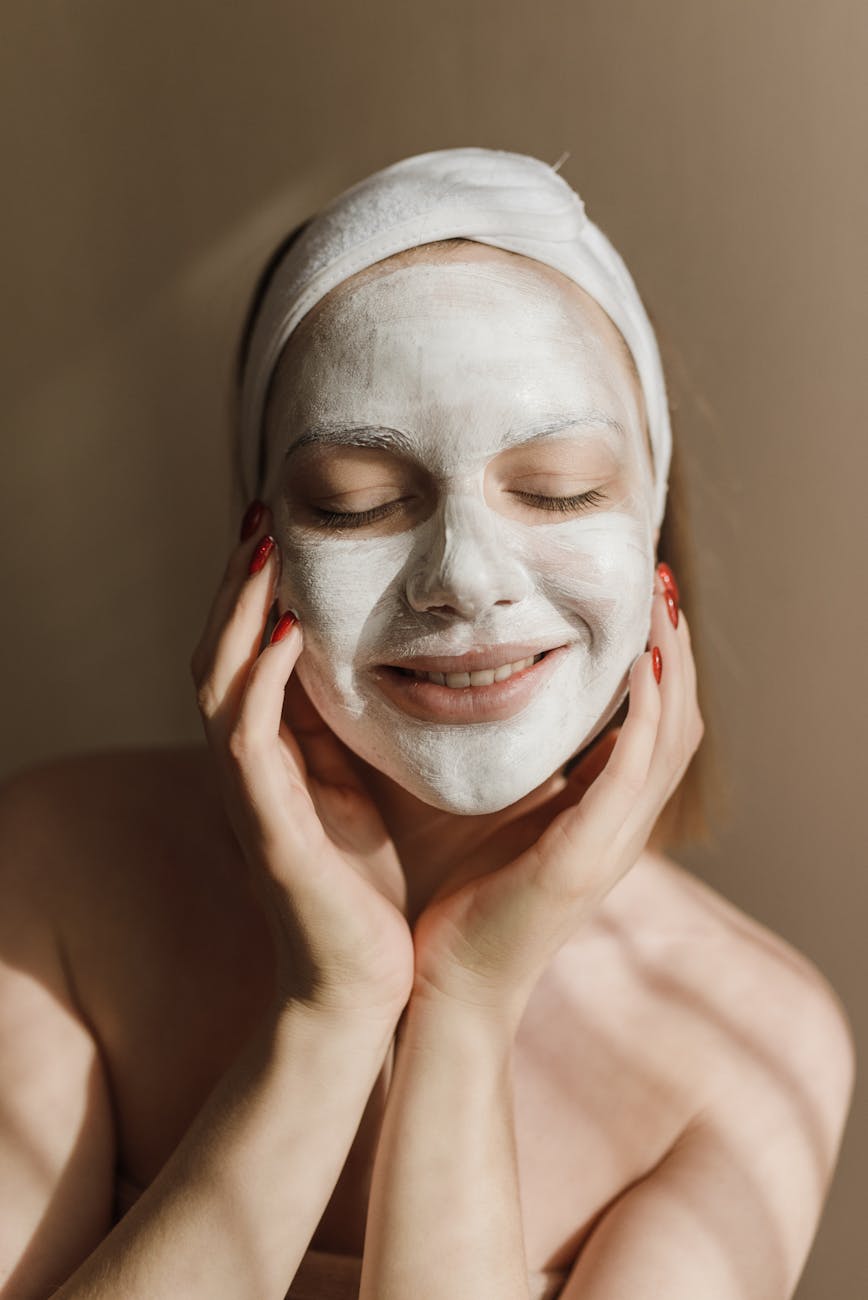 Une Femme Avec Un Masque Facial Blanc
