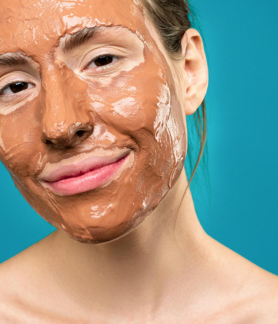 Femme Avec Masque Dargile Sur Le Visage