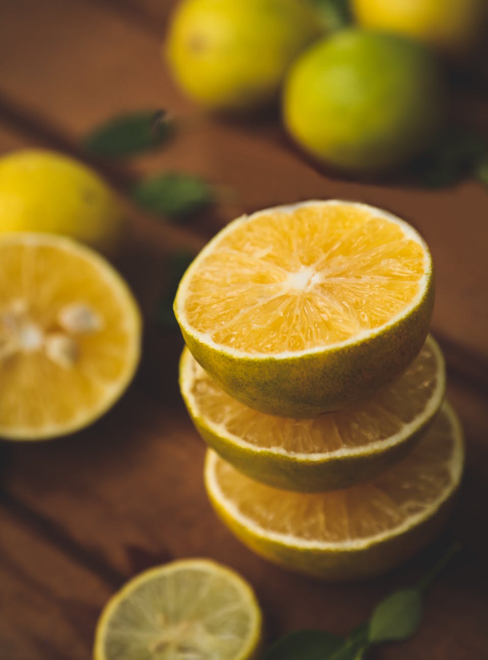 Pile de tranches de citron fraîches sur un fond en bois, transmettant une ambiance estivale rafraîchissante