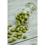 Houblons De Bière Dans Un Verre Sur Une Surface En Bois