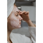 Femme En Chemise En Tricot Blanc Avec De La Poudre Blanche Sur Le Visage