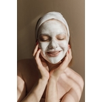 Une Femme Avec Un Masque Facial Blanc