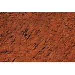Photo détaillée dune surface dargile rouge rugueuse mettant en valeur sa texture naturelle