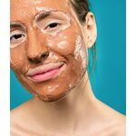 Femme Avec Masque Dargile Sur Le Visage