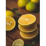Pile de tranches de citron fraîches sur un fond en bois, transmettant une ambiance estivale rafraîchissante
