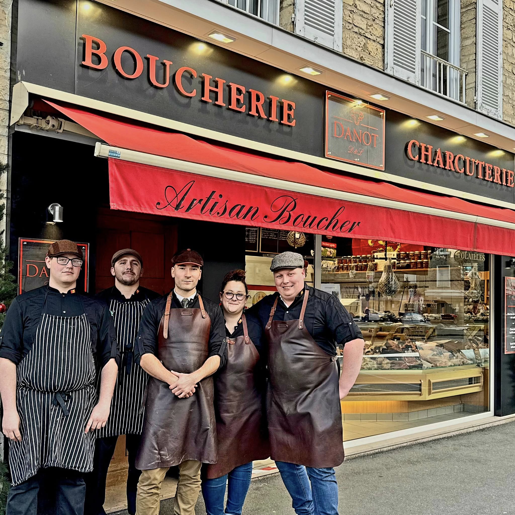 photo devant la boucherie en equipe