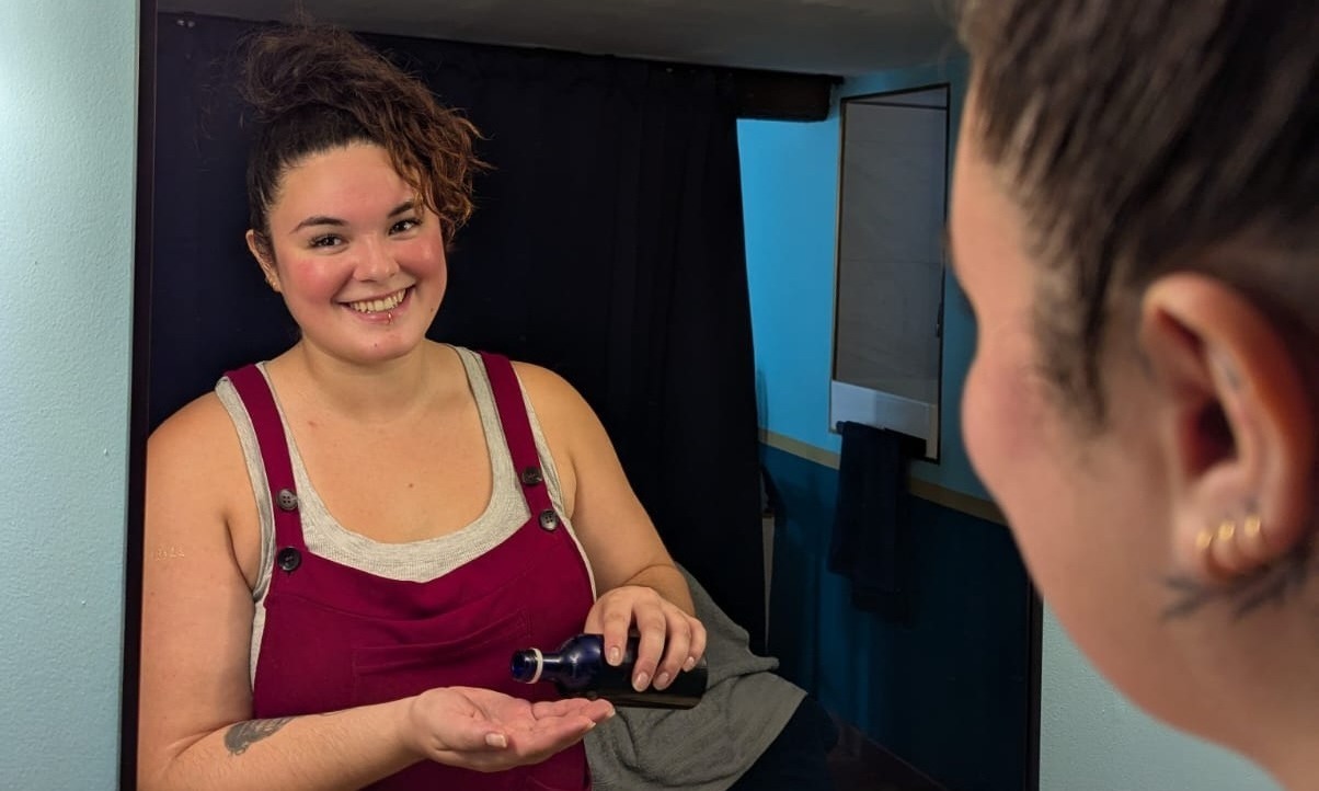 ambre head spa massages souriant devant un miroir