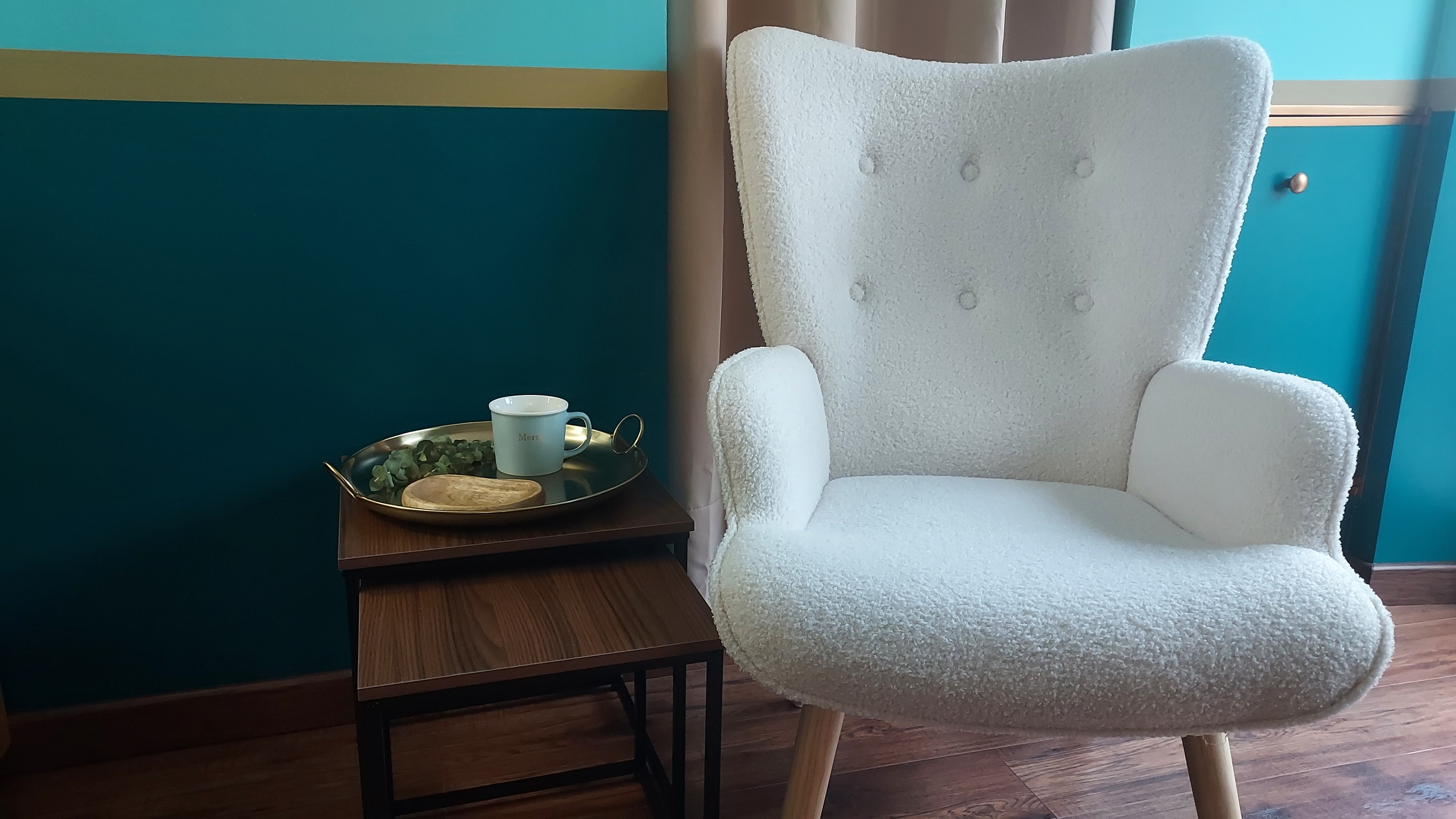fauteuil blanc et table pour prendre le the