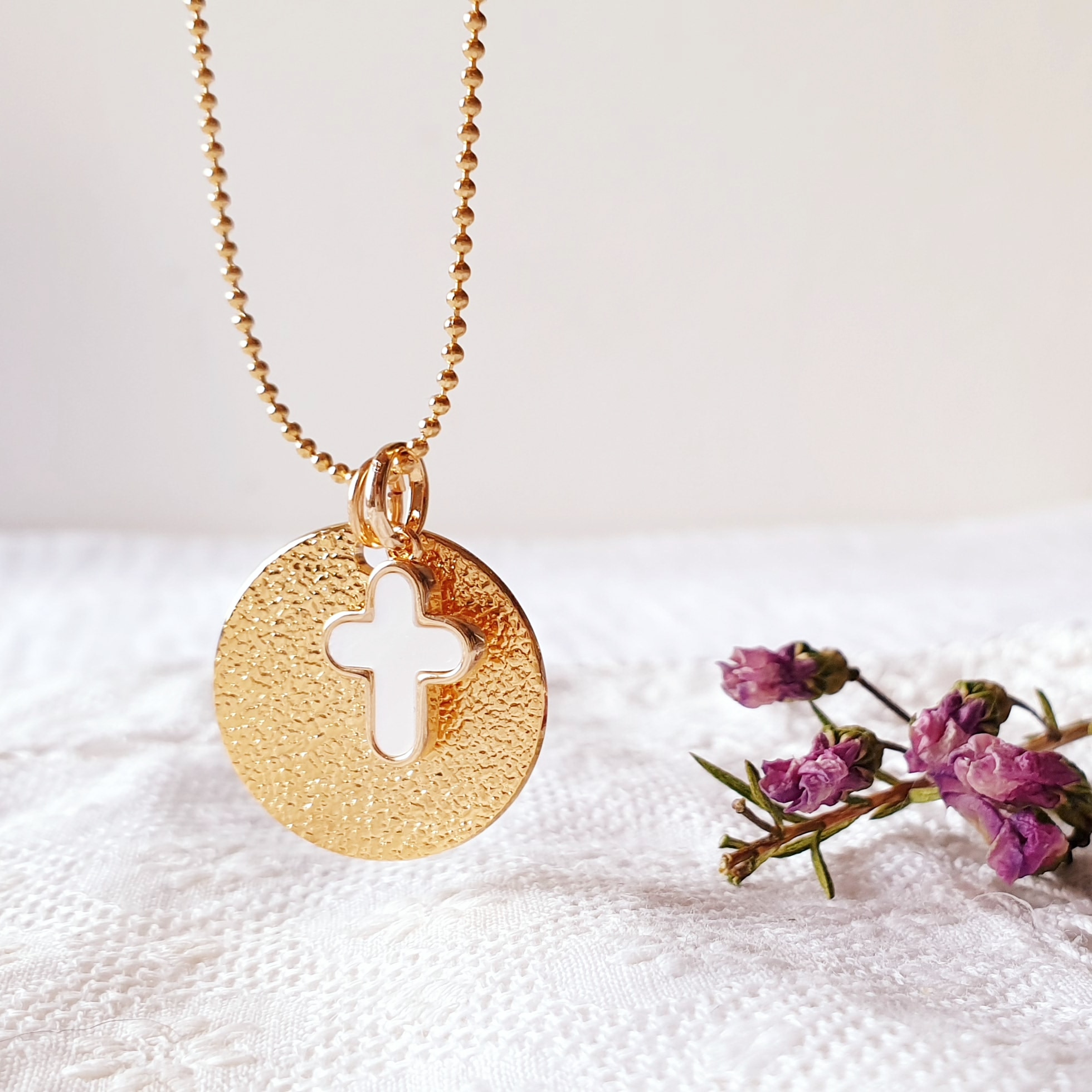 pendentif croix or et nacre sur ame soeur pour cadeau profession de foi fille personnelle