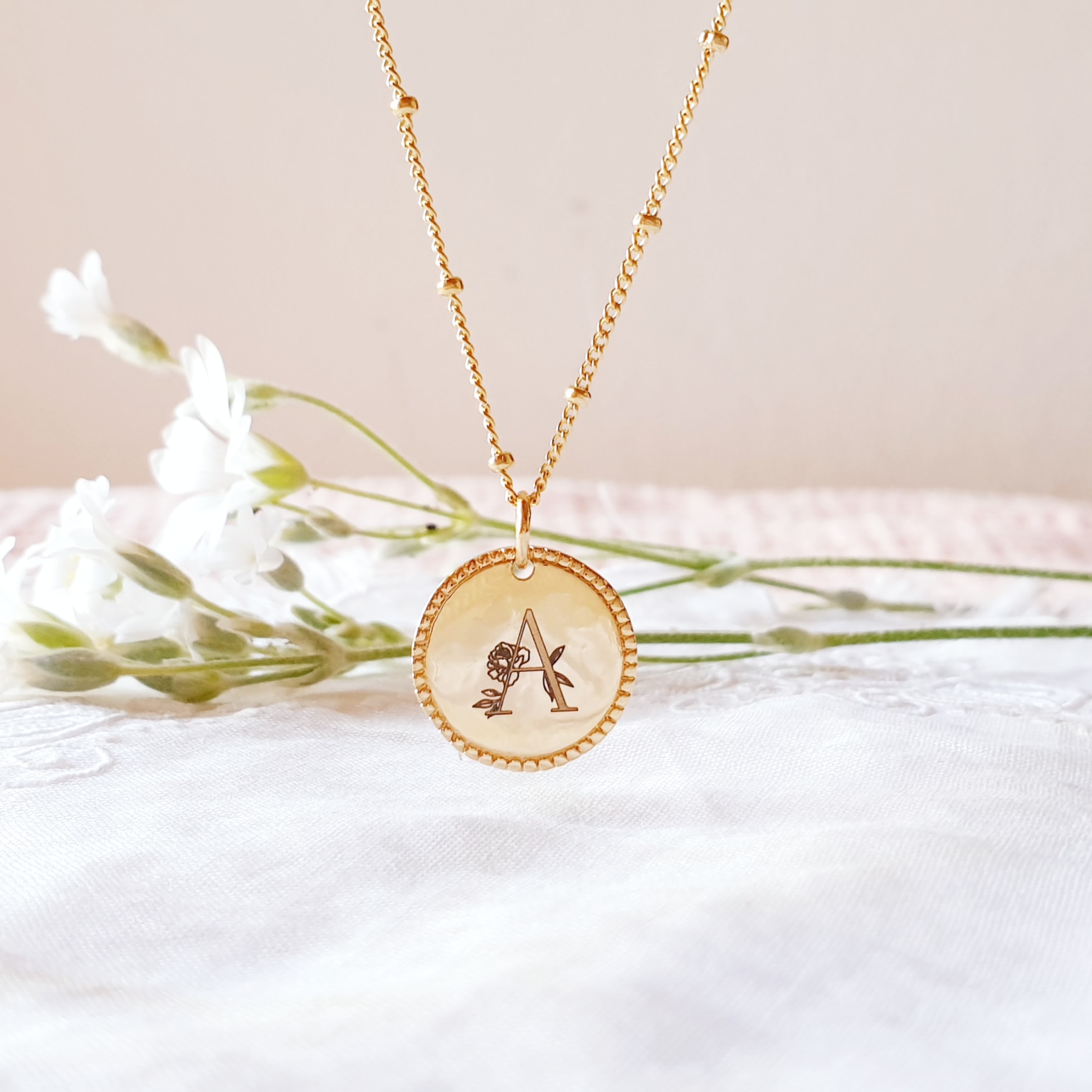 medaille personnalisee initiale pour fille cadeau religieux egerie