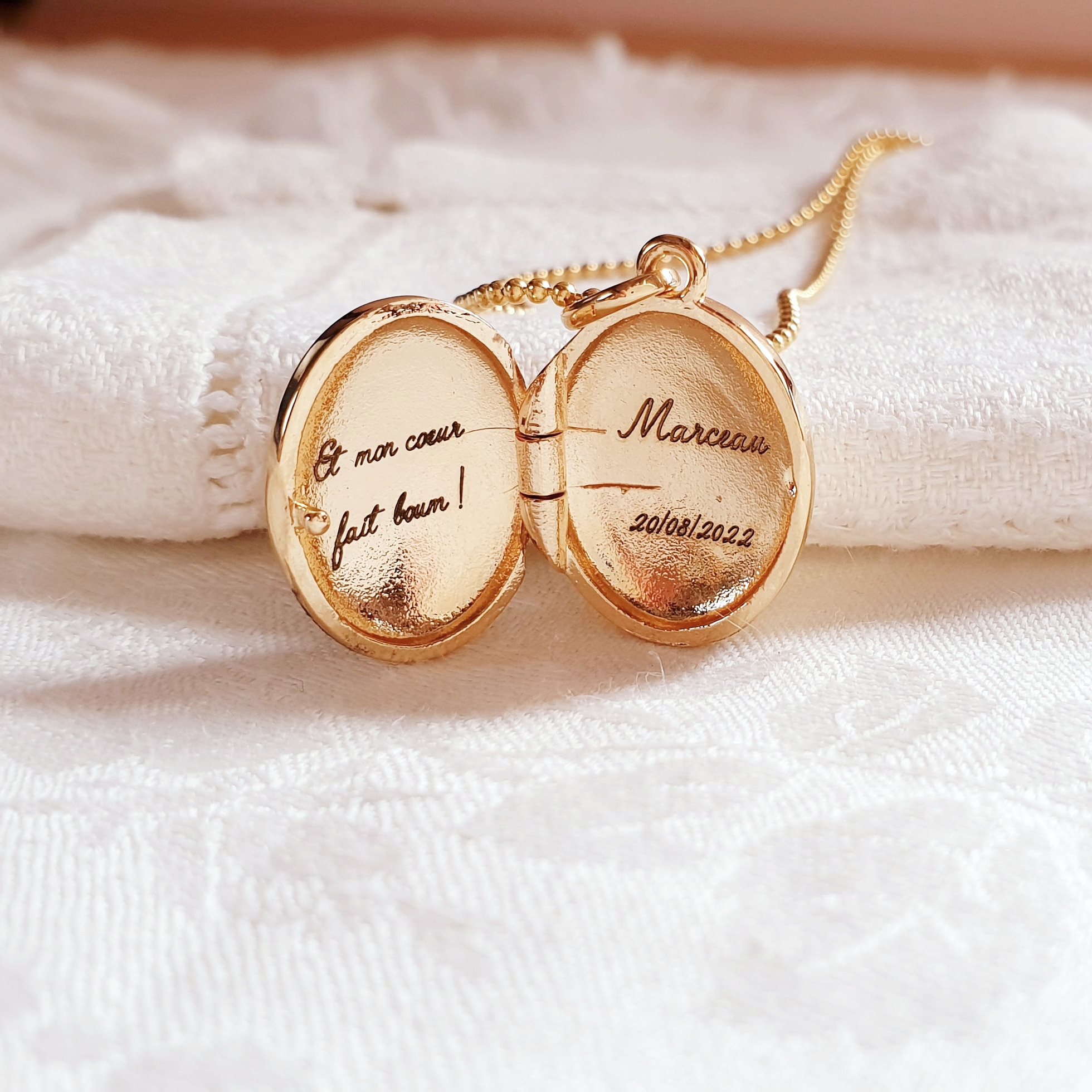 collier medaillon naissance message