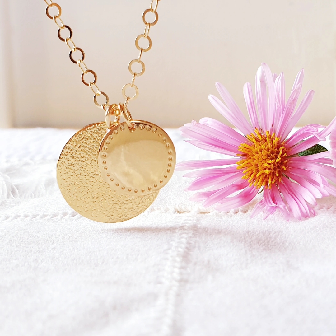 collier femme pendentifs graves