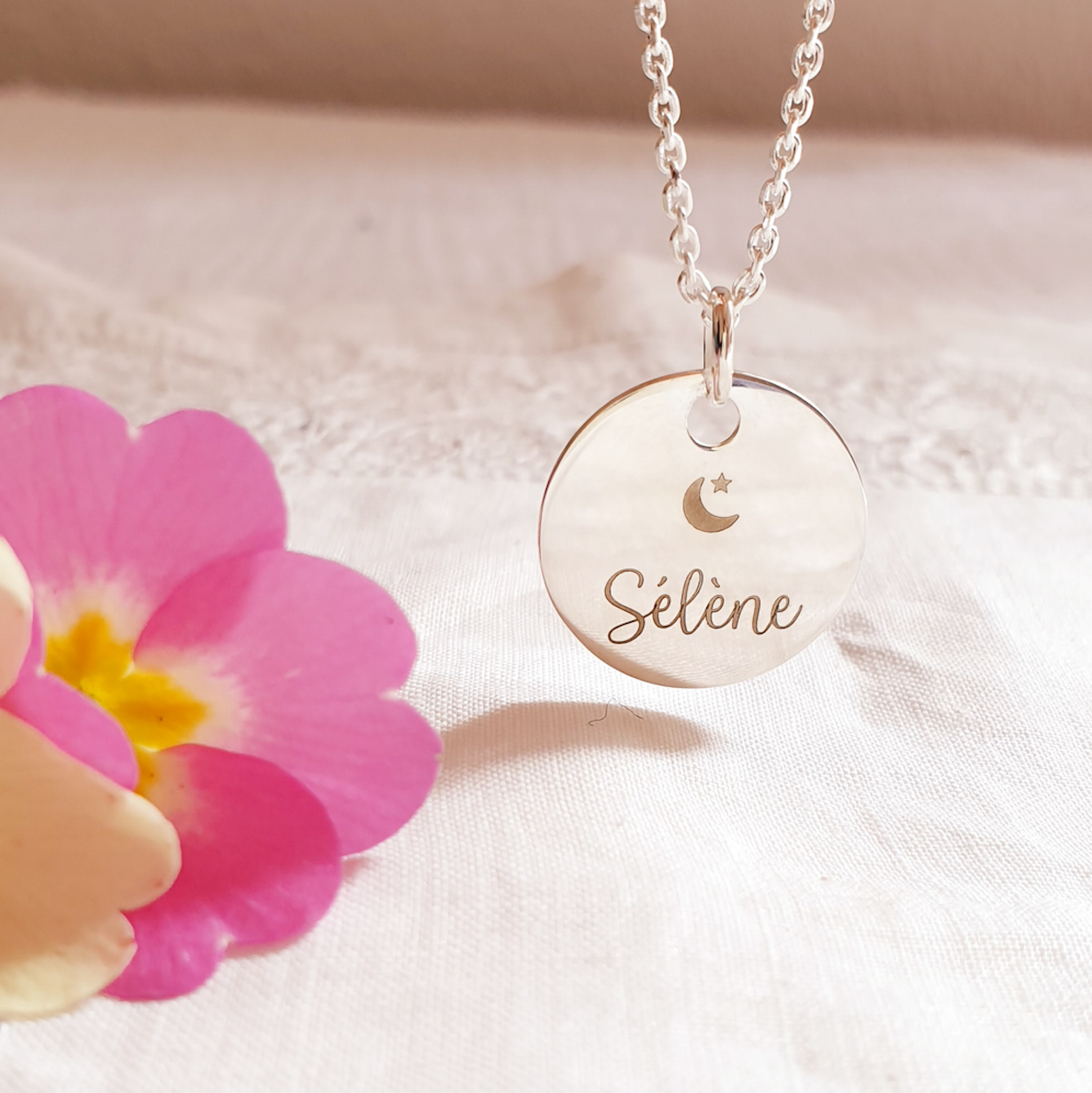 pendentif personnalise prenom fille et lune