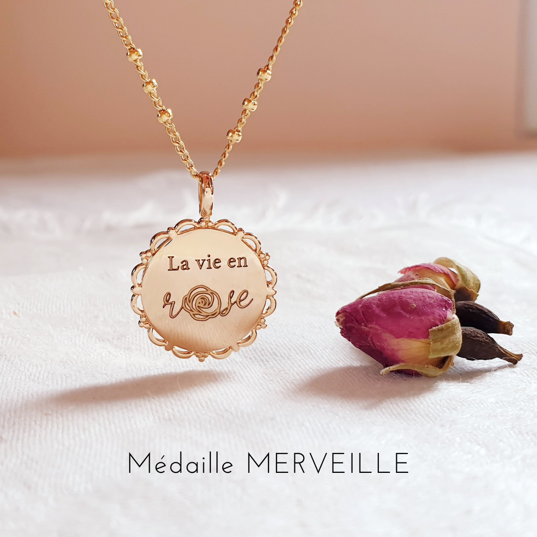 collier medaille la vie en rose