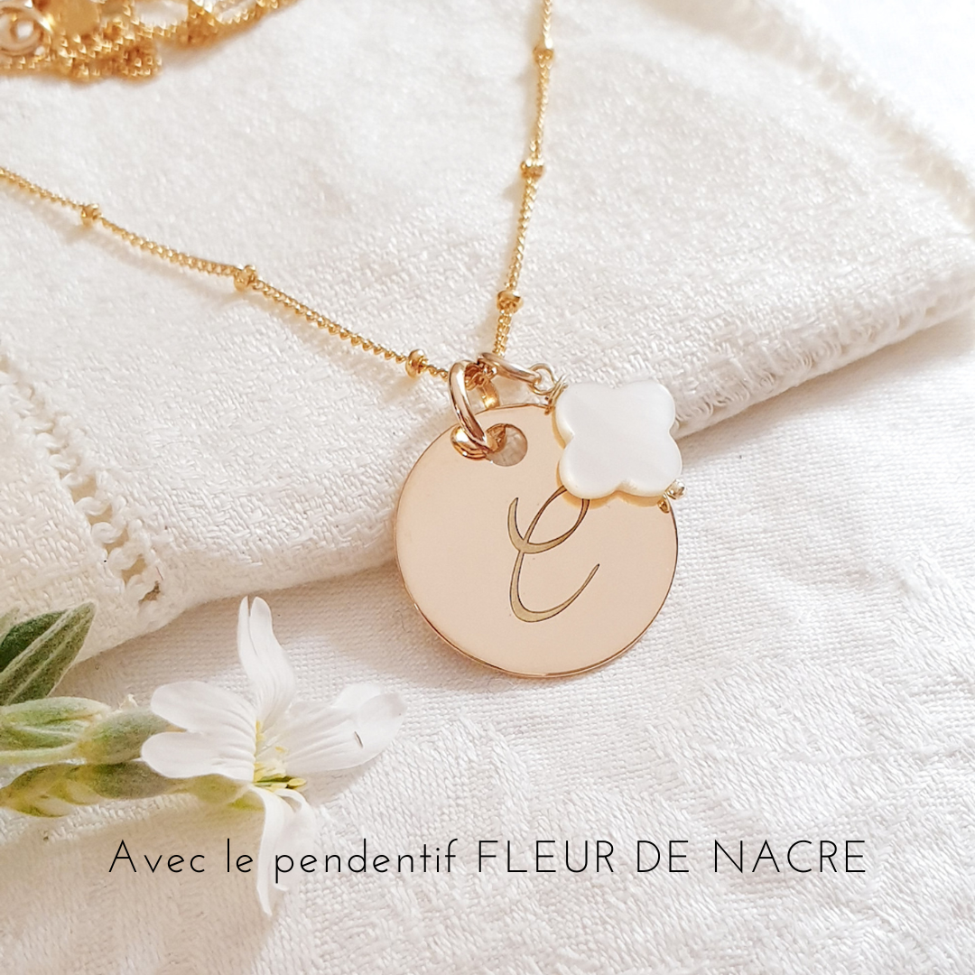 pendentif lettre et charm nacre