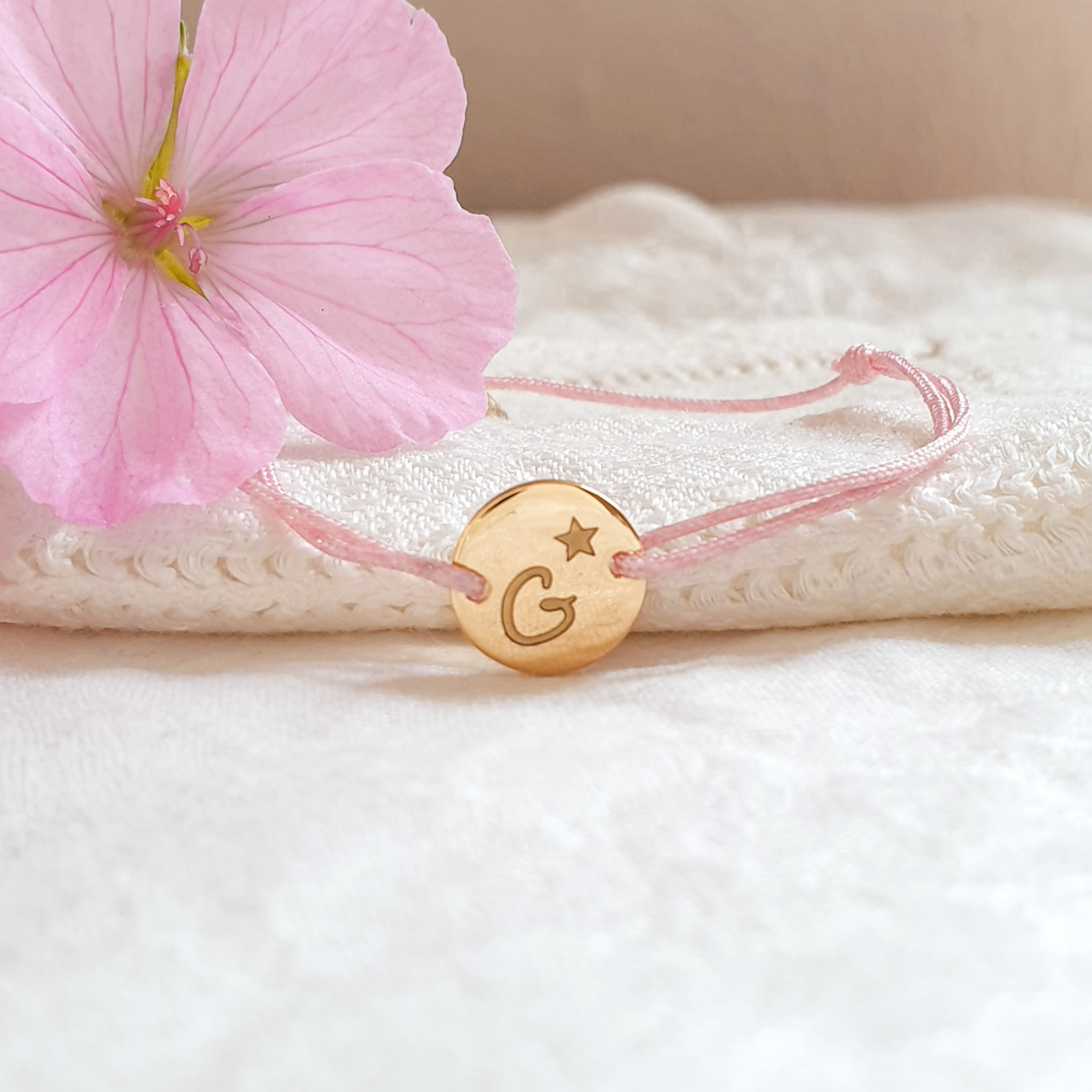 bracelet initiale gravee cordon