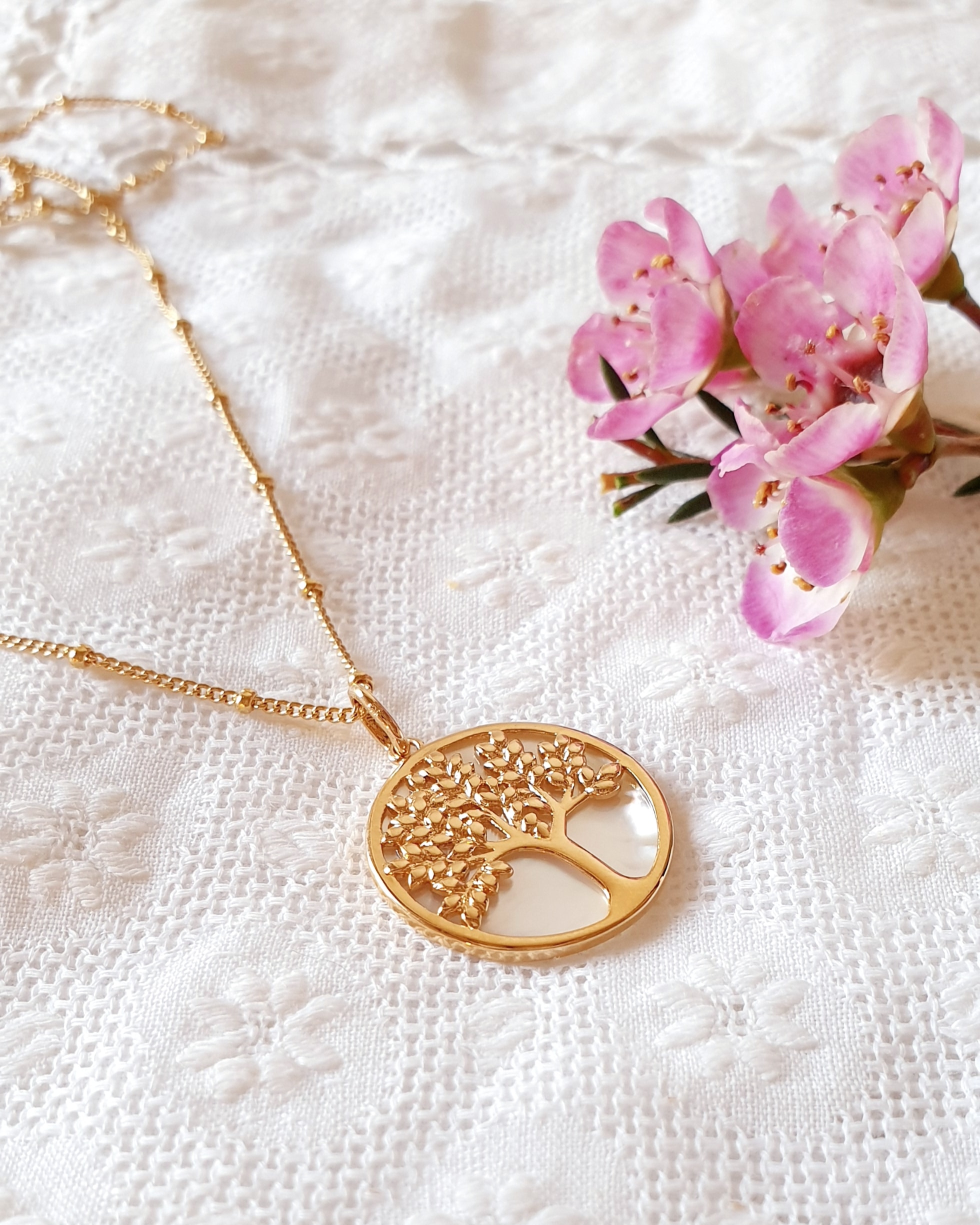 collier nacre et arbre de vie or