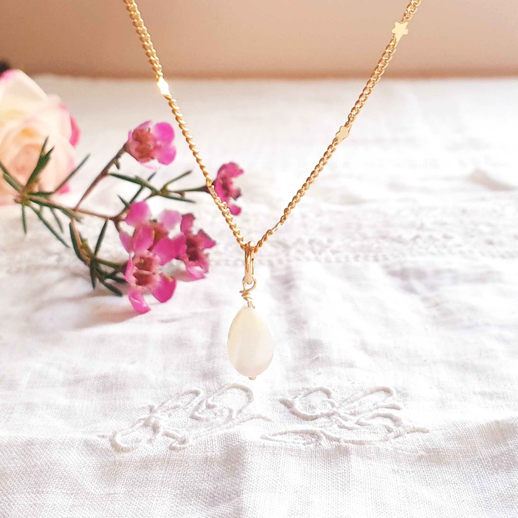 collier pendentif nacre blanche