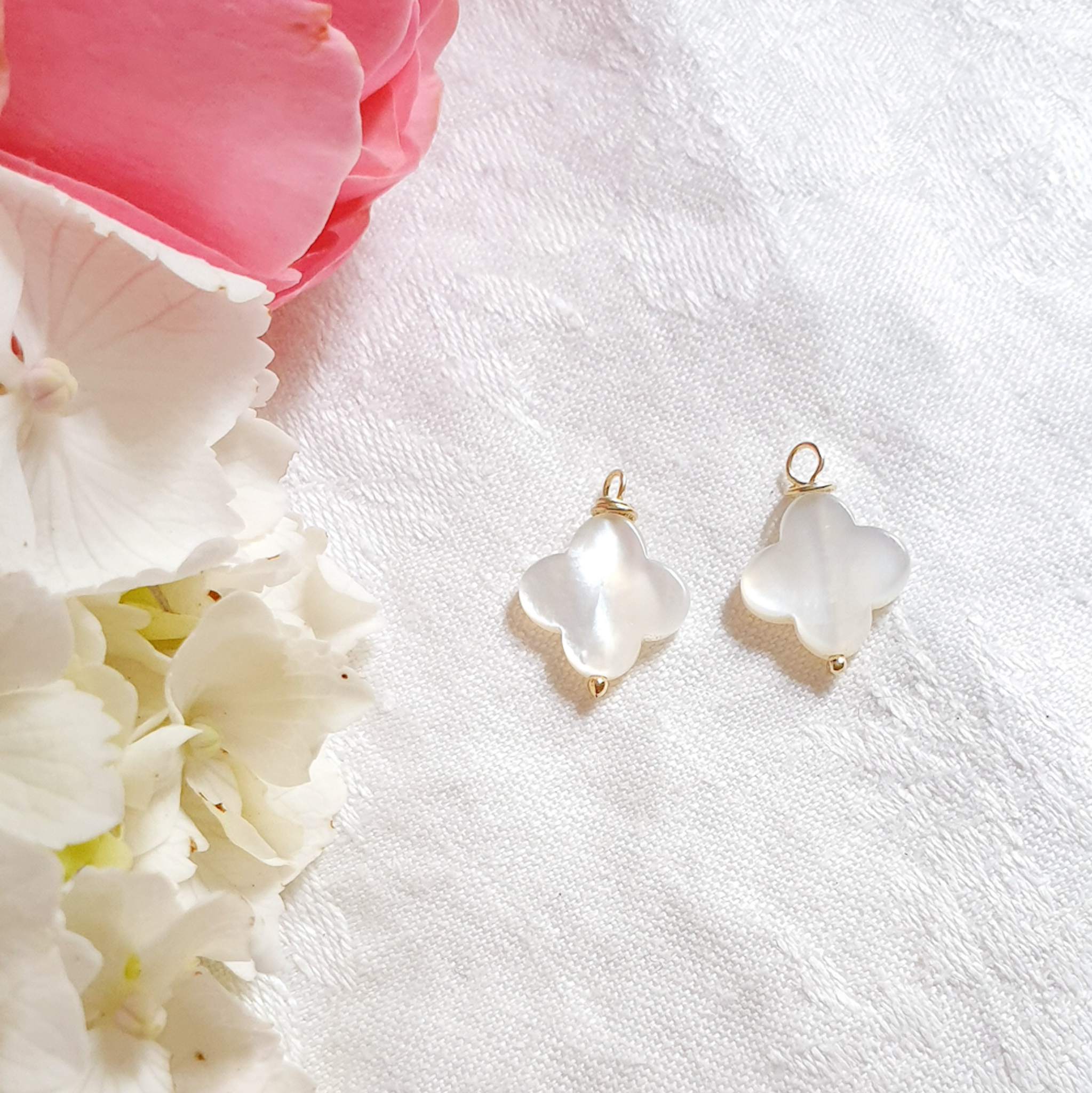CHARMS FLEURS DE NACRE blanche pour créoles Or argent