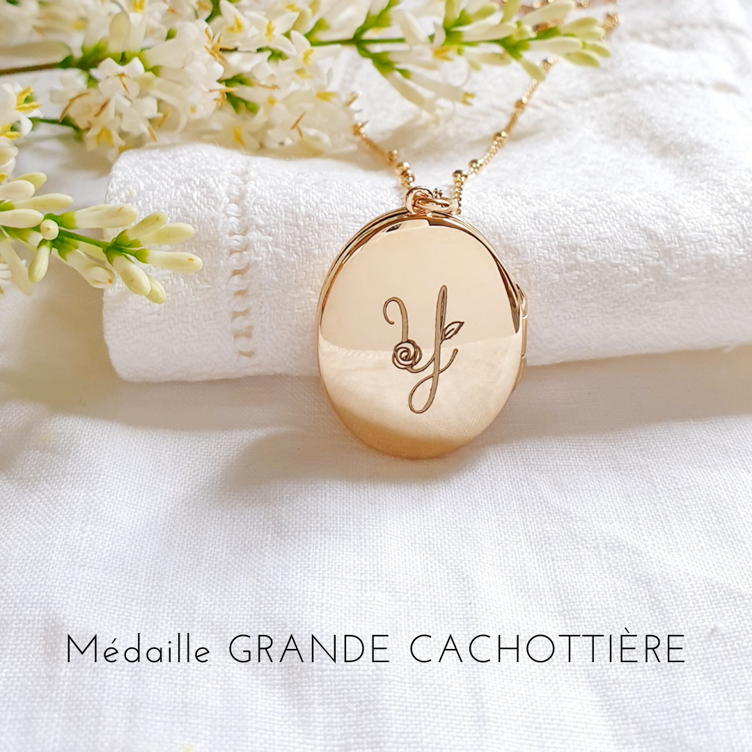 collier lettrine fleur initiale