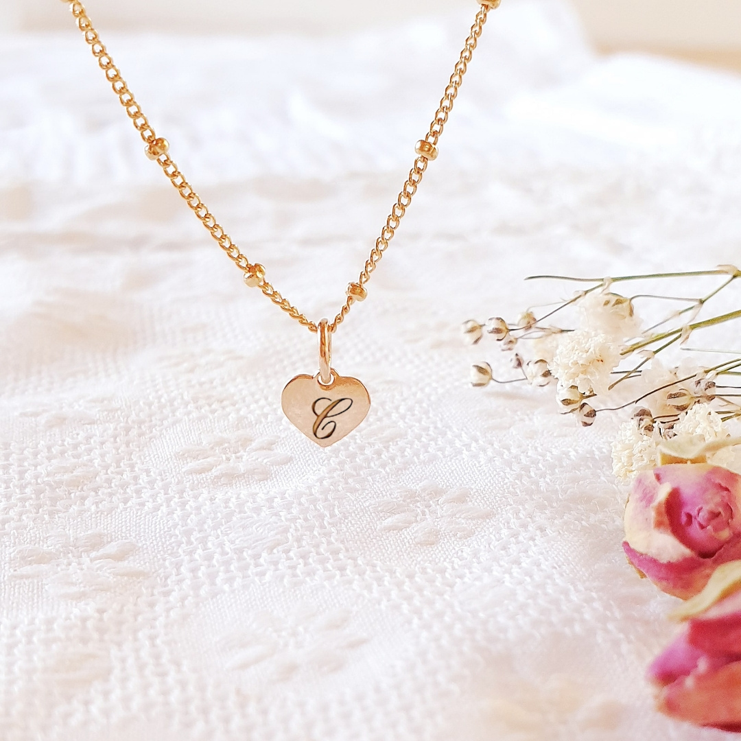 Petite médaille coeur personnalisable avec une initiale