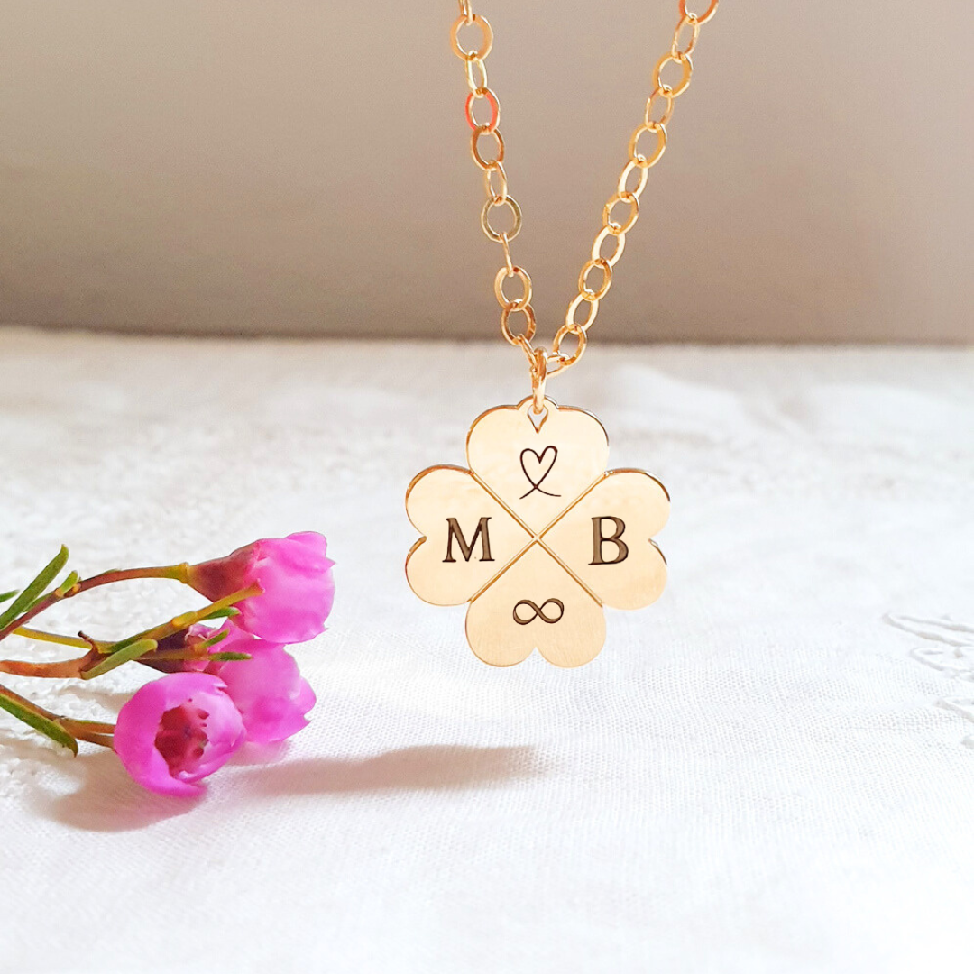 collier lettre initiale pendentif trefle