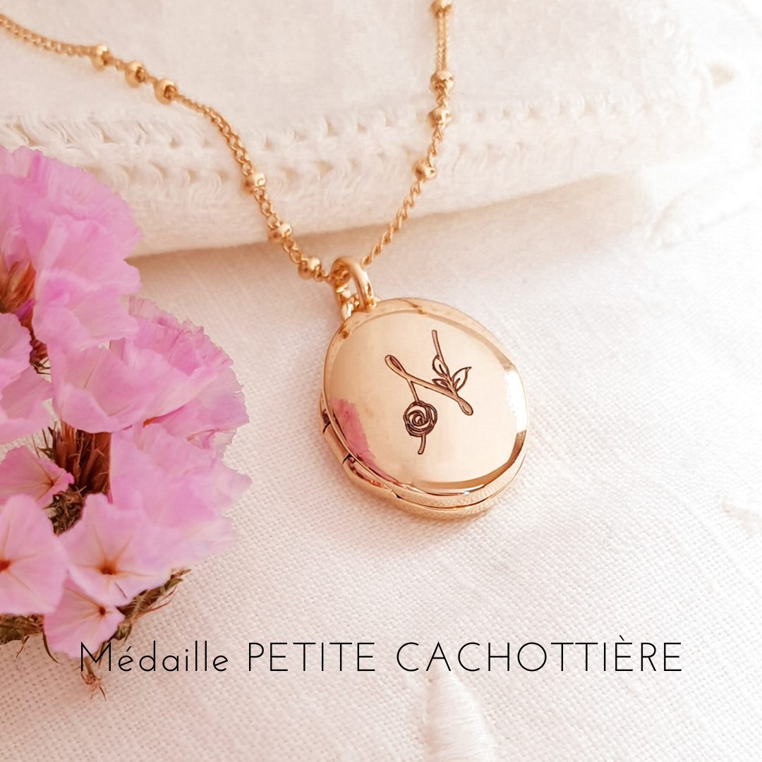 medaillon initiale qui s ouvre