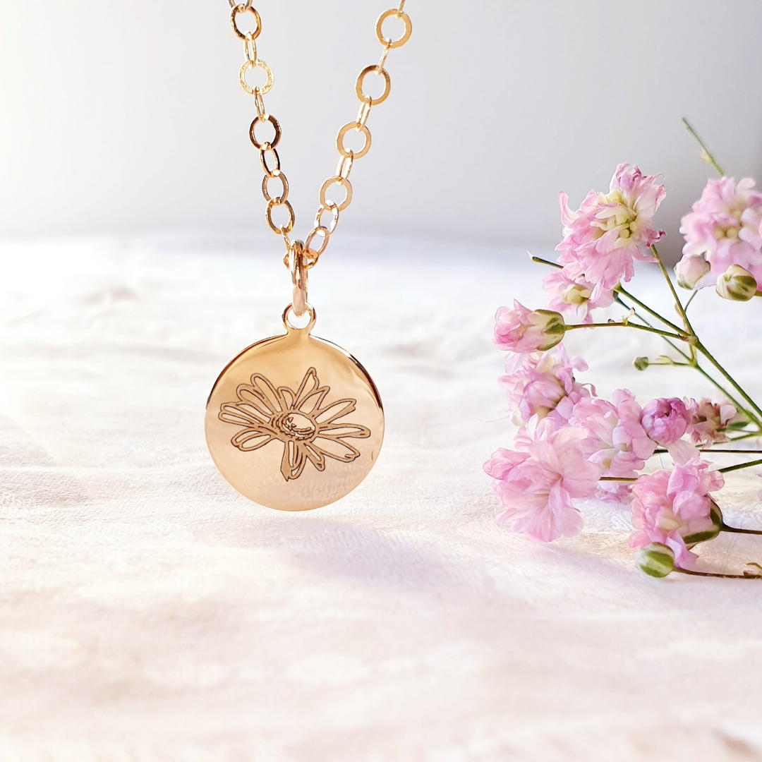 FLEUR DE NAISSANCE D\'AVRIL médaille gravée personnalisable au verso et chaine au choix