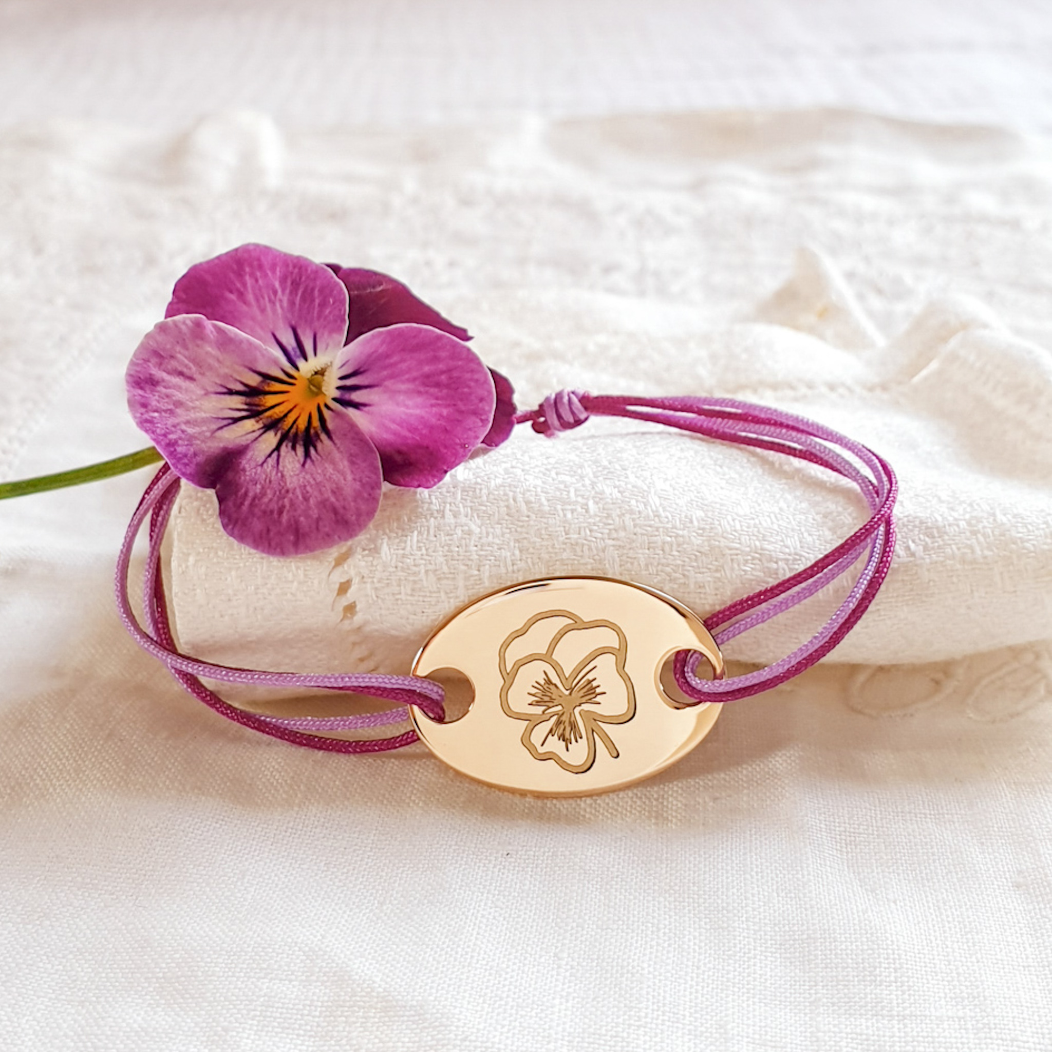 FLEUR DE NAISSANCE DE FEVRIER bracelet gravé personnalisable au verso