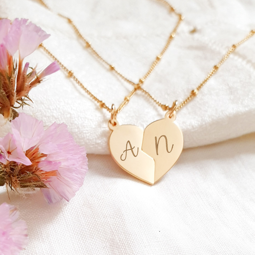 Duo de colliers avec médailles demi coeur personnalisé gravé