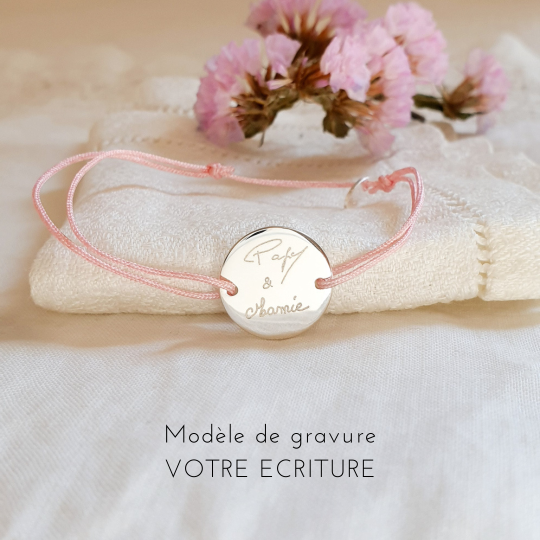 bracelet grave avec mots ecrits a la main