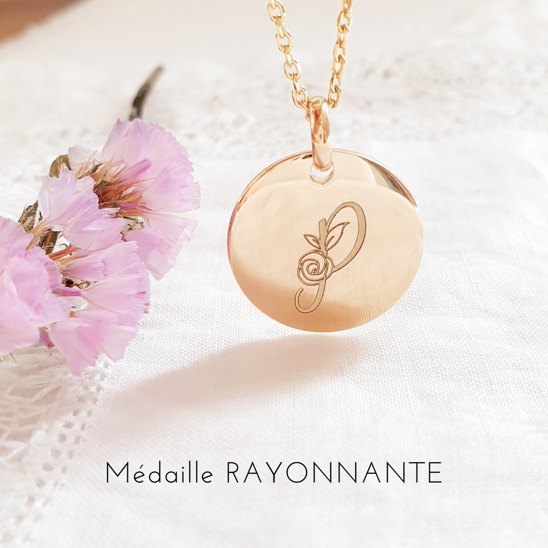 collier lettrine initiale avec fleur