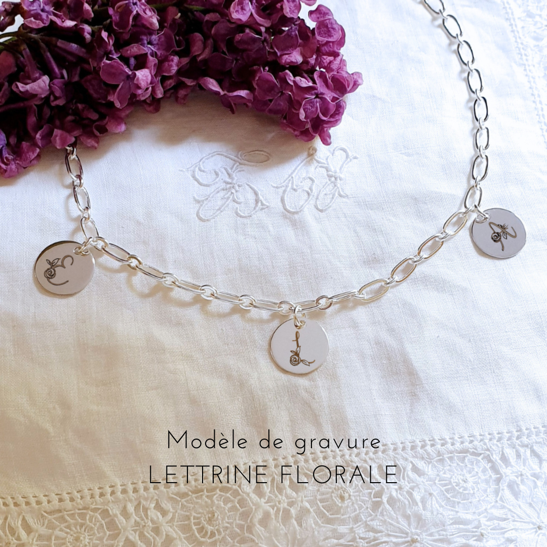 collier personnalisé lettres fleuries gravure florale argent