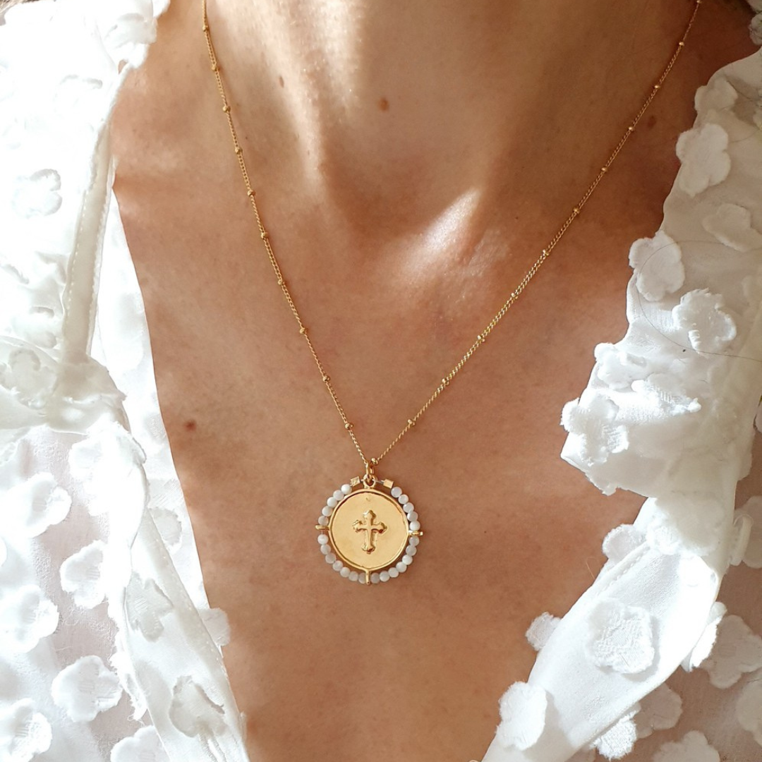 collier croix or et nacre blanche