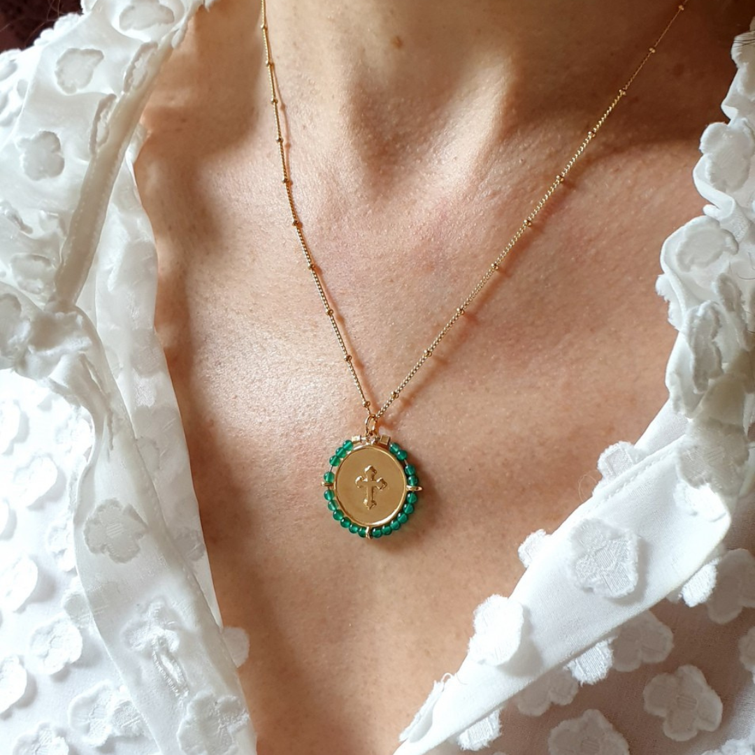 collier avec une croix or et pierre naissance mai