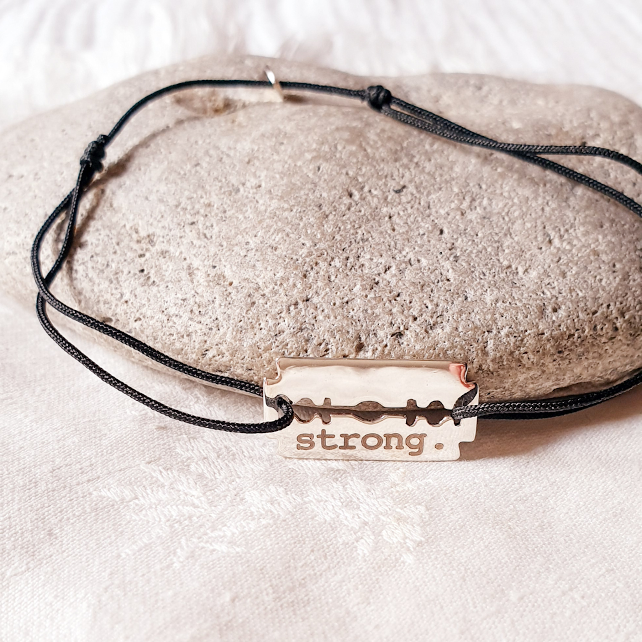 STRONG bracelet lame gravé en argent avec cordon au choix
