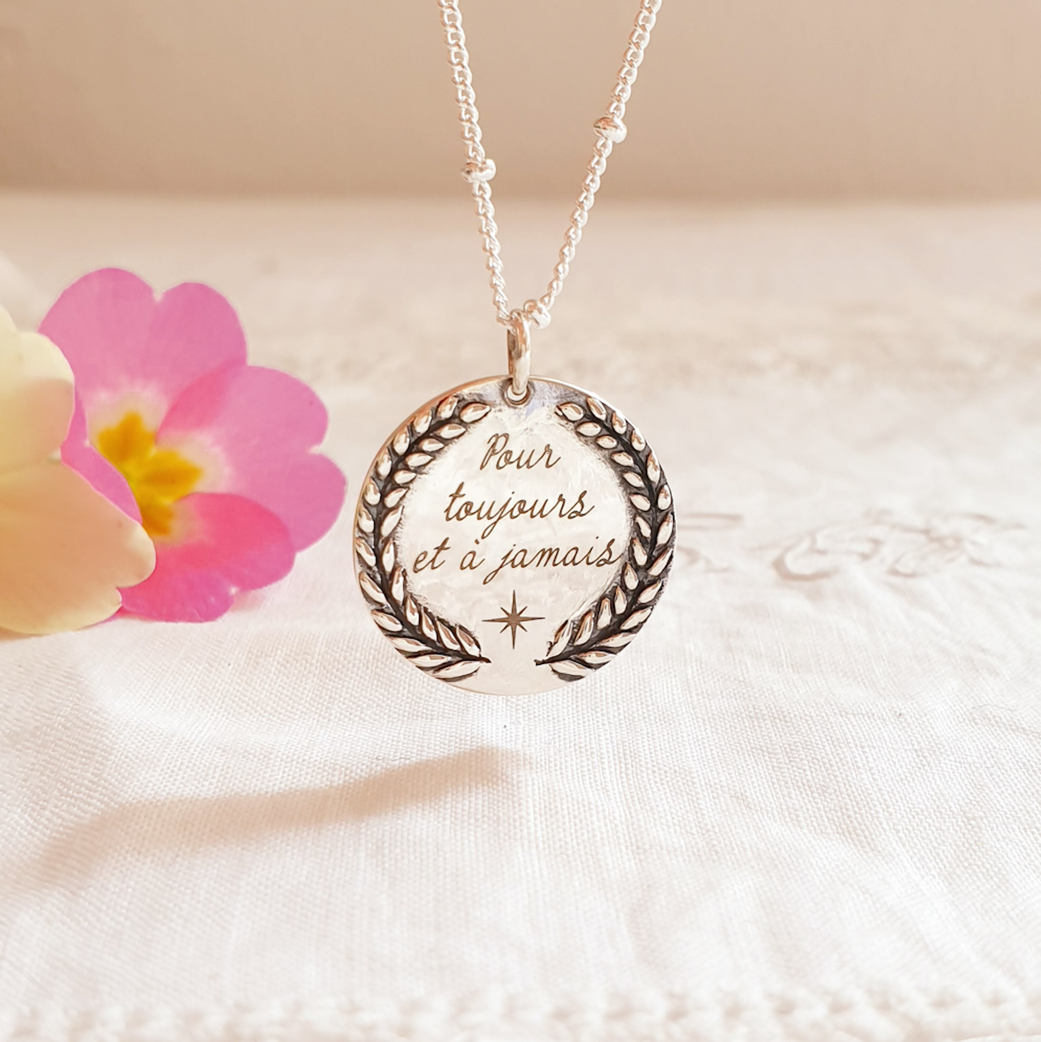 pendentif-personnalise-bord-feuille-en-argent