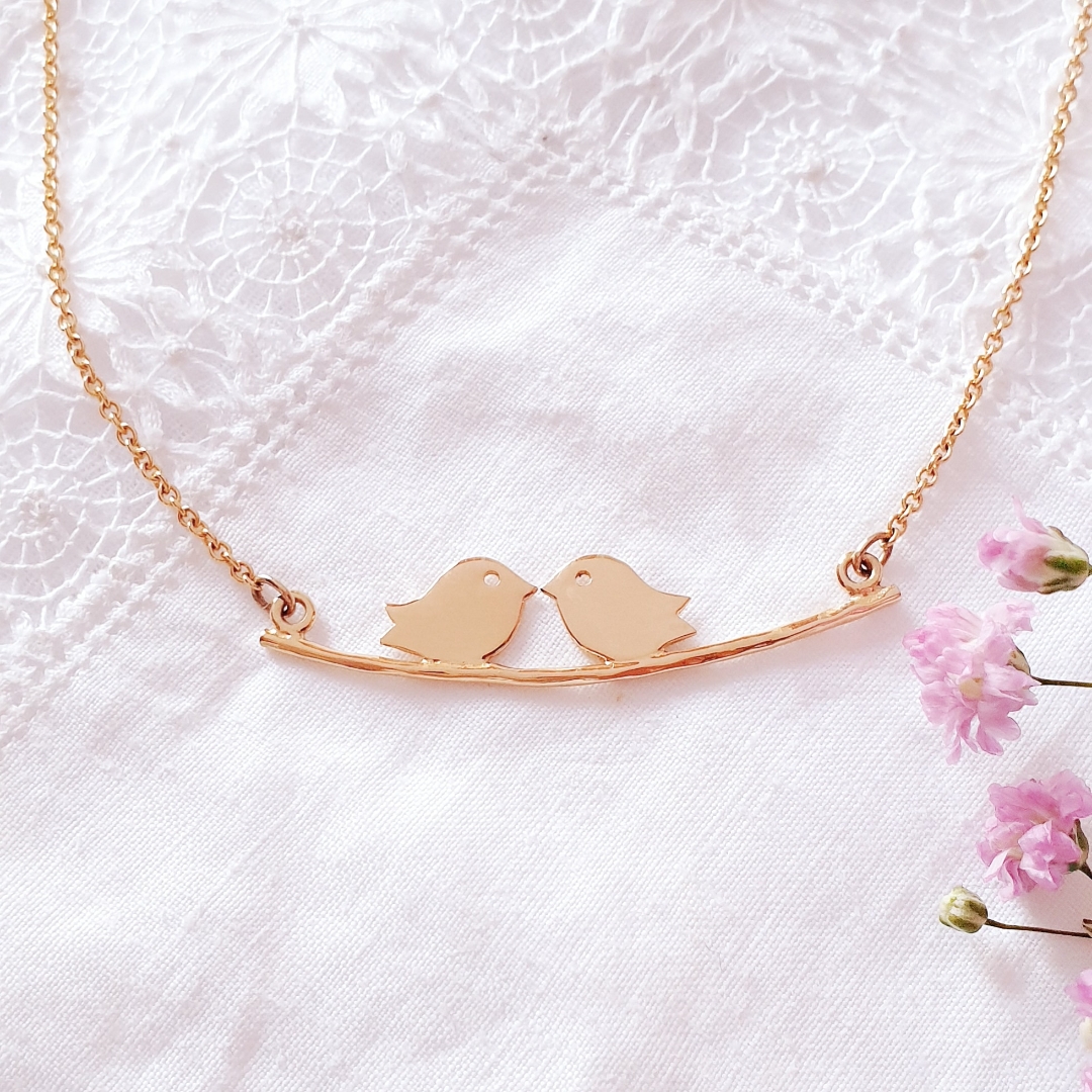 AMOUREUSE collier court personnalisable avec des lettres sur les oiseaux - Or ou argent