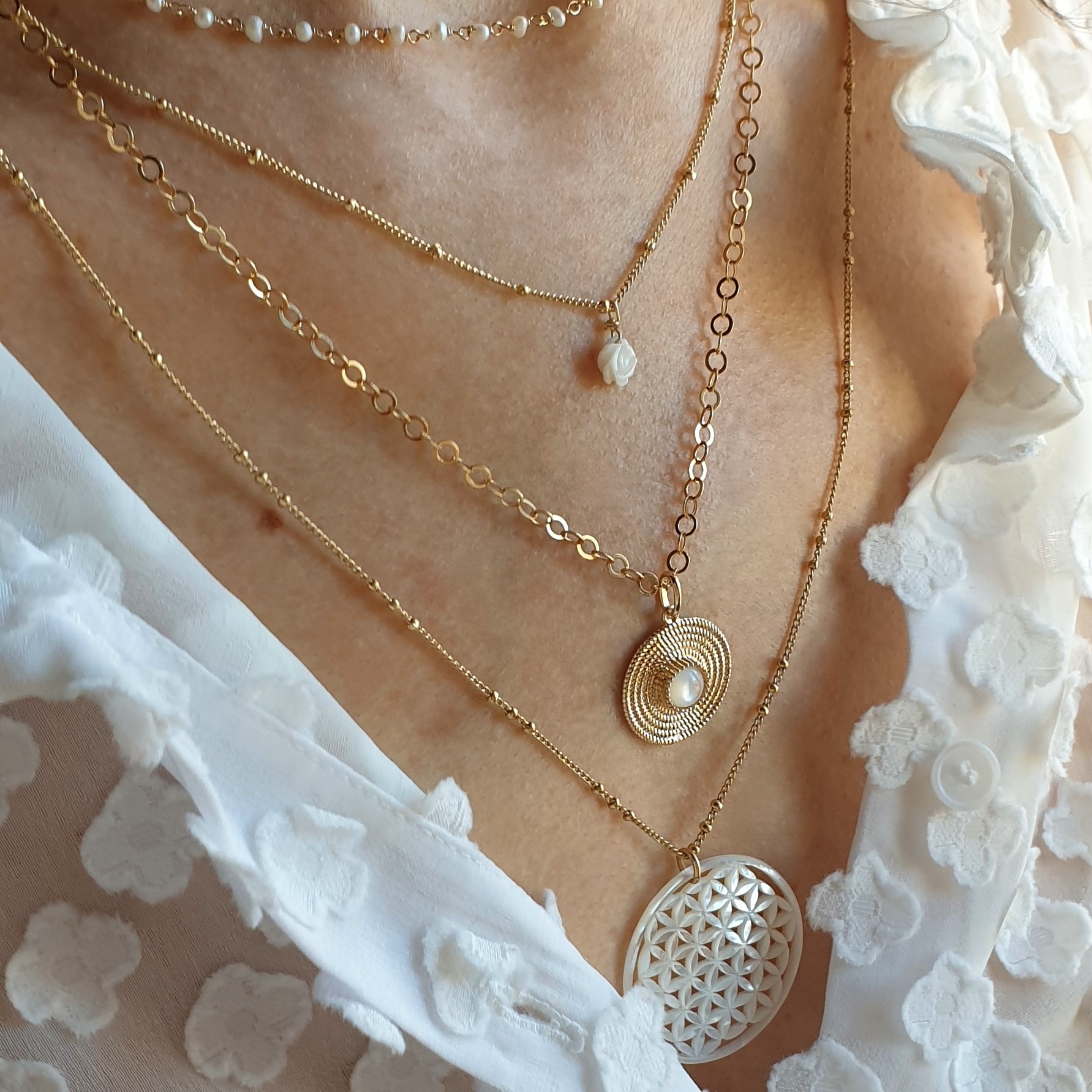 colliers-nacre-blanche-femme